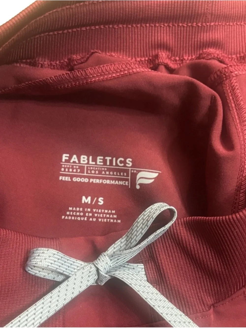🔥Fabletics Burgundy Scrub Set Women M V-Neck Top | Jogger Pants Wine M/S - Picture 7 of 9